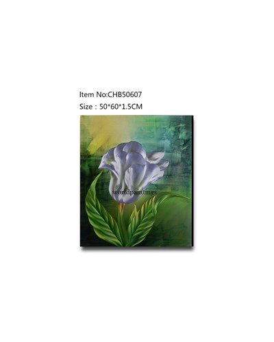 ציור אלומיניום של פרח לבן על רקע ירקרק